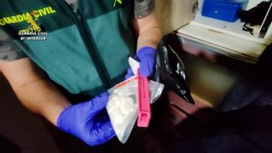 Un agente sujeta una bolsa con la droga Alfa-PiHP